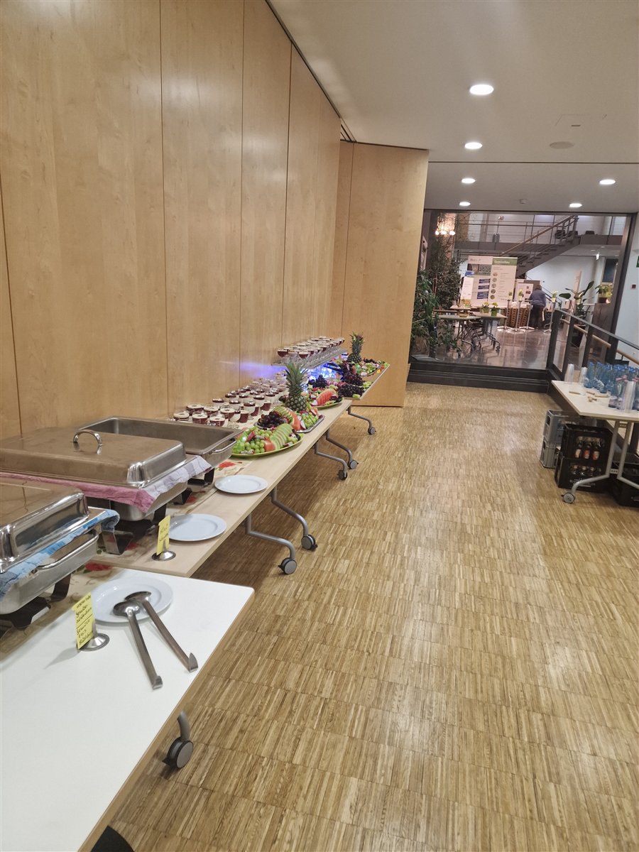 Aufgebautes Catering-Buffet in einem Veranstaltungsraum