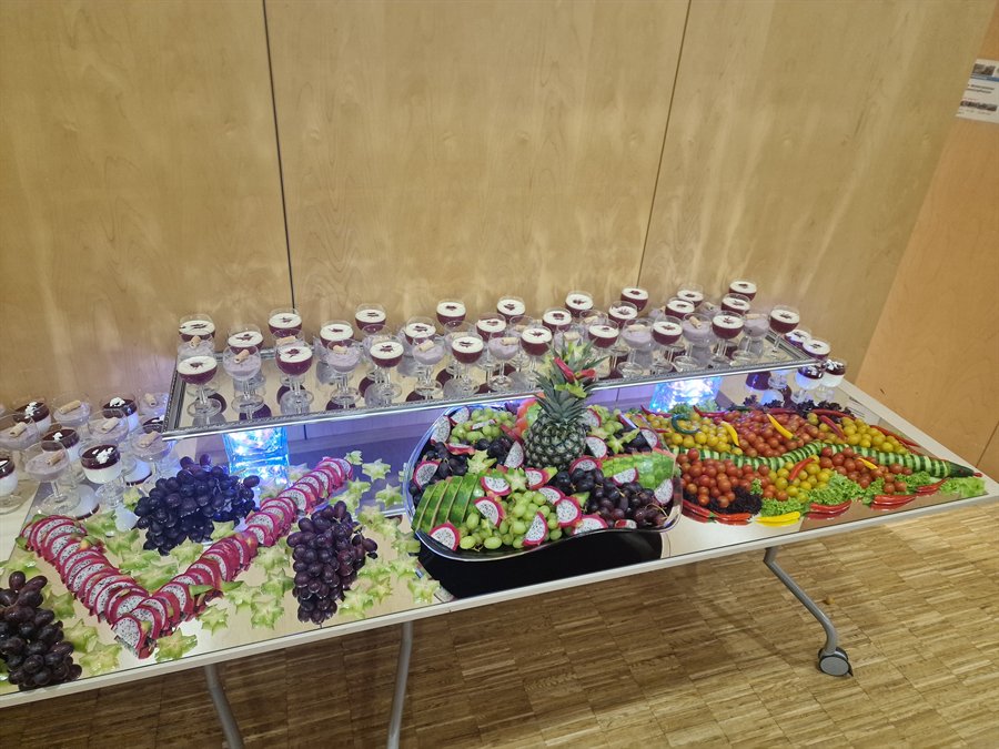 Großes Buffet mit Obst, Gemüse und Desserts im Glas