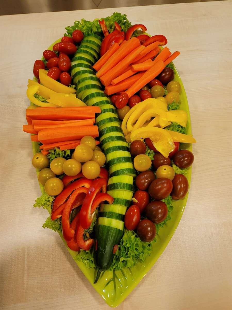 Frisch angerichtete Gemüseplatte mit Gurke, Paprika, Möhren und Tomaten